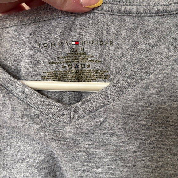 🎉4/30$🎉 Tommy Hilfiger XL Heather Gray V-Neck Tee - Picture 2 of 4